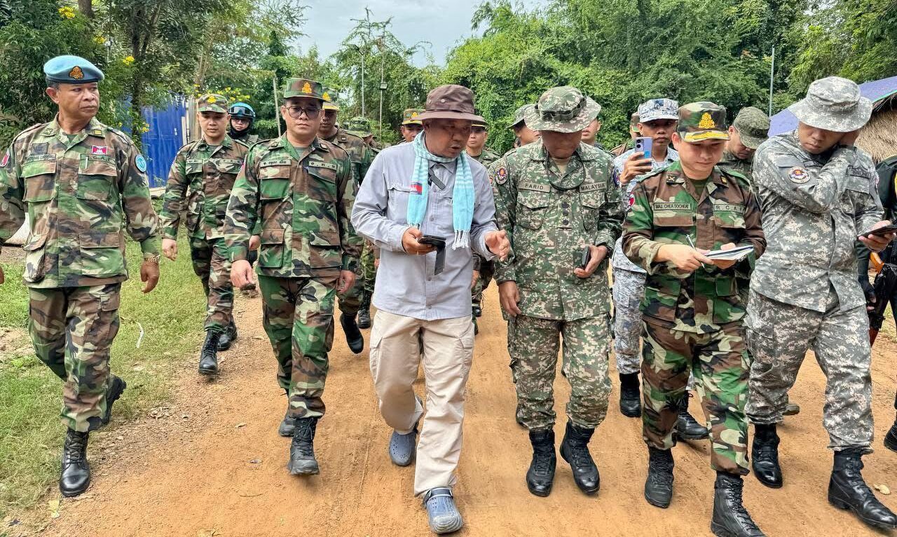 ក្រុមអ្នកសង្កេតការណ៍អន្តរកាល (IOT) អញ្ជើញចុះពិនិត្យទីតាំងជាក់ស្តែង នៅភូមិជោគជ័យ ដើម្បីសង្កេតការណ៍ ផ្ទៀងផ្ទាត់ និងរាយការណ៍ នៅស្ថានភាពព្រំដែនក្រោយបទឈប់បាញ់ចូលជាធរមាន