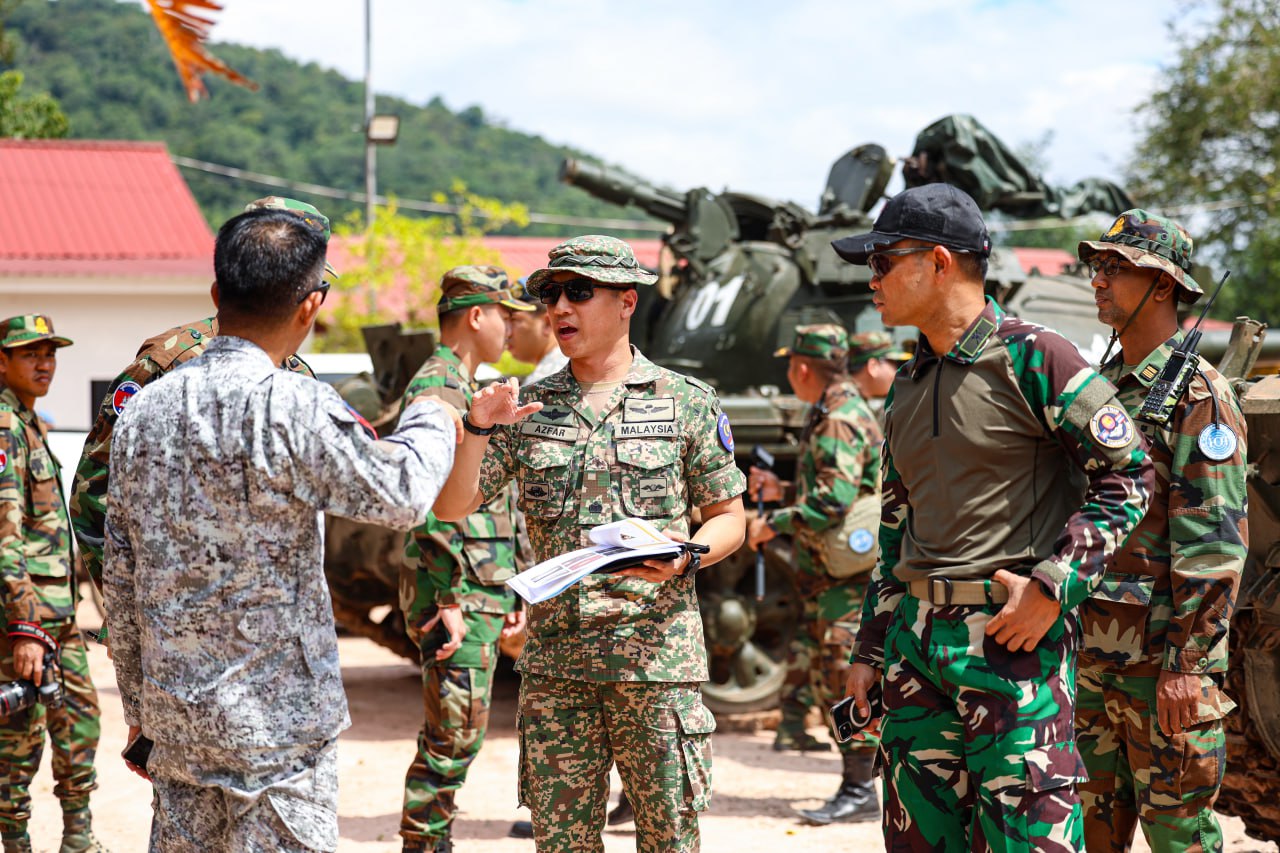 ក្រុមអ្នកសង្កេតការណ៍អាស៊ាន (AOT) ចុះត្រួតពិនិត្យសព្វាវុធ (រថពាសដែក) ដែលបានដកត្រឡប់មកកាន់បន្ទាយ ដែលស្ថិតក្នុងស្រុកបន្ទាយស្រី ខេត្តសៀមរាប