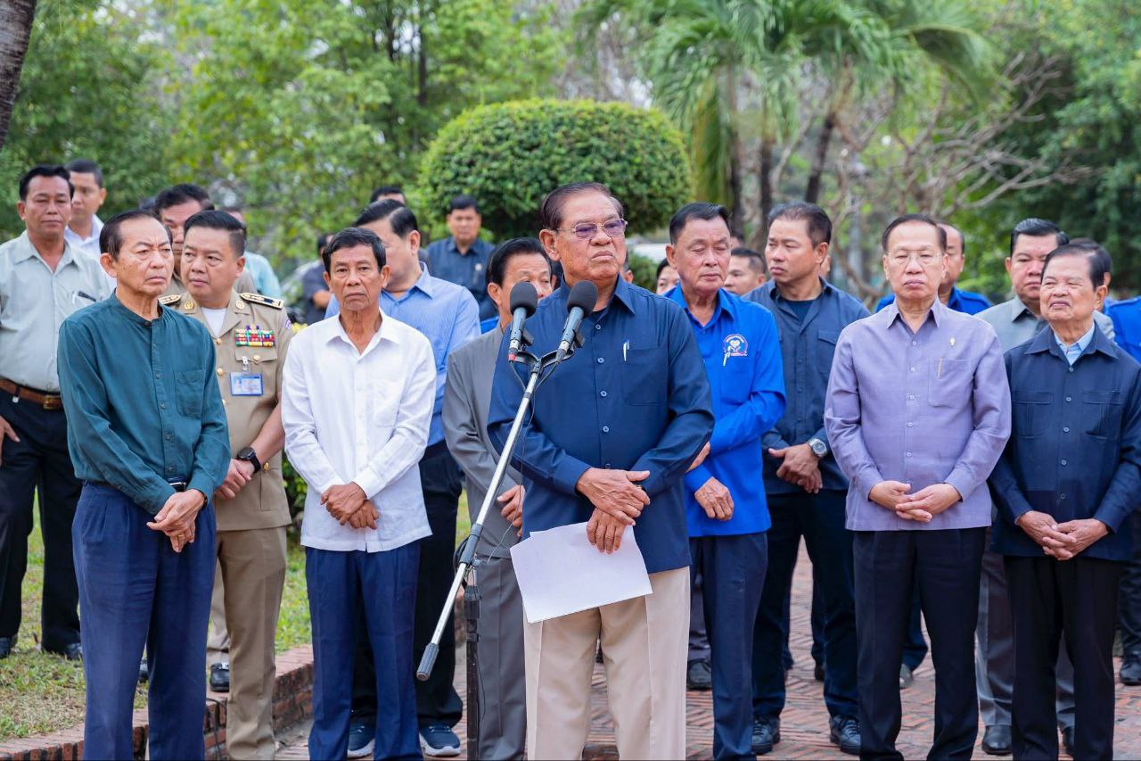 សម្ដេចក្រឡាហោម ស ខេង ប្រគល់គ្រឿងឧបភោគបរិភោគ ជូនបញ្ជាការដ្ឋានយោធភូមិភាគទី៤ និង ភូមិភាគទី៥