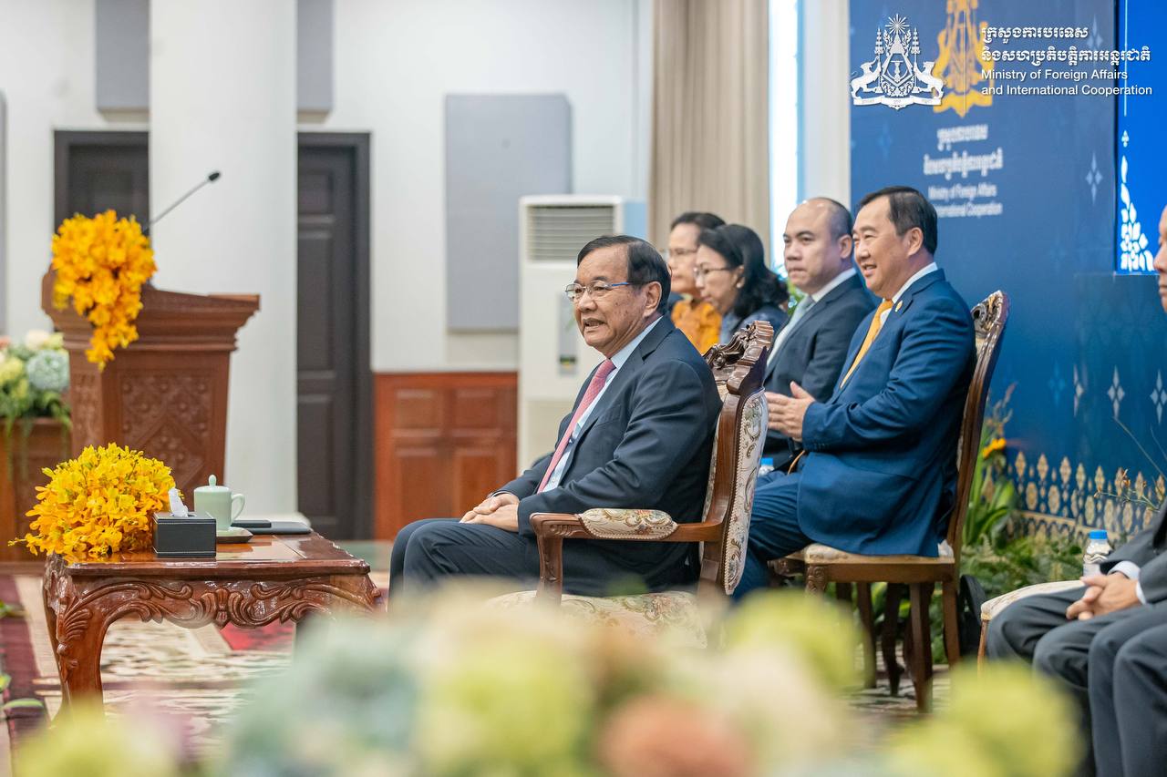 ឯកឧត្តមឧបនាយករដ្ឋមន្ត្រី ប្រាក់ សុខុន បញ្ជាក់ថា កម្ពុជាប្រកាន់គោលជំហរដោះស្រាយជម្លោះព្រំដែនដោយសន្តិវិធី និងលើកកម្ពស់ភាពជាអ្នកជិតខាងល្អ