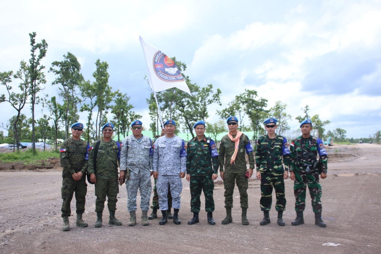 ក្រុម AOT ចុះសួរសុខទុក្ខនិងពិនិត្យស្ថានភាពរស់នៅរបស់ប្រជាពលរដ្ឋដែលបានផ្លាស់ទីលំនៅជាបណ្តោះអាសន្ននៅភូមិតាកឹងបៃតង ចំនួន៦៤៥គ្រួសារ